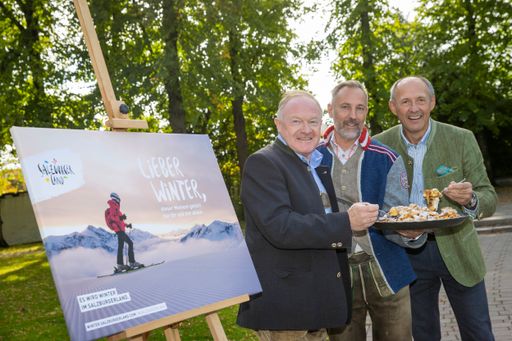  "Kaiserschmarrn-Garantie" für die Winterurlauber im
SalzburgerLand: (v.l.) Erich Egger (Seilbahnsprecher; Vorstand
Schmittenhöhebahn AG), Stefan Putz (Gastronomieleiter
Schmittenhöhe), Leo Bauernberger (Geschäftsführer SalzburgerLand
Tourismus Gesellschaft).