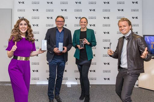 Romy Lindenberg und Armin Lutz Seidel haben einen Deal mit Judith
Williams (l.) und Nico Rosberg (r.). Sie investieren 220.000 Euro
für 16 Prozent der Anteile an _SHAVENT_.