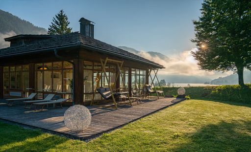 Das Naturparkhotel „Das Leonhard“ am Kärtner
Weissensee setzte auf eine Neugestaltung des gesamten Spa-Bereichs
durch KLAFS unter dem Motto: Freiraum schaffen und die Natur in
Szene setzen, ohne vom Wesentlichen abzulenken.