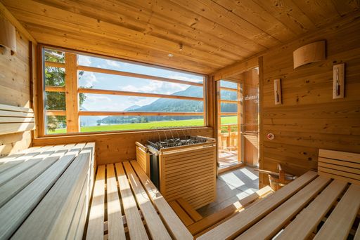 Vorschau Bild von KLAFS schuf im Naturparkhotel "Das Leonhard" eine
Wohlfühloase mit finnischer Sauna und ein Sanarium® jeweils mit
Panoramafenstern, einem Sole-Dampfbad, einer Panorama-Ruheraum mit
Blick auf den See sowie zwei großzügigen Erlebnisduschen.