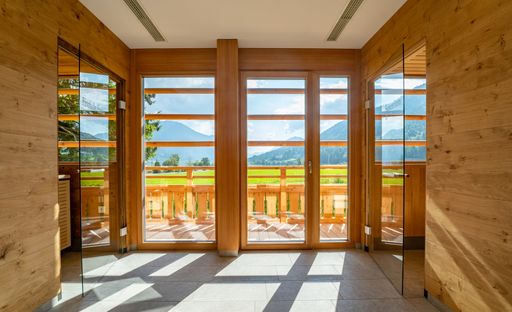 Vorschau Bild von Im neuen Wellnessbereich des Naturparkhotels "Das
Leonhard" am Weissensee verläuft der Übergang von der Natur mit der
Innengestaltung fließend und wird durch große Glasfronten verbunden.