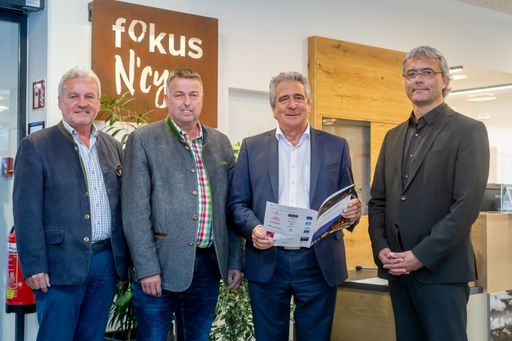 Vorschau Bild von FoKus N'Cyan - N'Cyan-Vorstand vor der offiziellen
Eröffnung v.l.n.r.: Egon Kleinlercher, stv.Vorstandsvorsitzender -
Hubert Jesacher, Finanzvorstand - Walter Troger,
Vorstandsvorsitzender - Hannes Raffaseder, Vorstand für Forschung &
Innovation