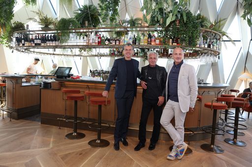 BILD zu OTS Michael Tojner (Eigentümer Hotel Motto, Gründer
WertInvest), Arkan Zeytinoglu (Arkan Zeytinoglu Architects) und
Bernd Schlacher (Betreiber Boutique Hotel Motto, re) im neu
eröffneten Boutique Hotel Motto. Im Auftrag der WertInvest designte
Arkan Zeytinoglu ein urban-globales und gleichzeitig aus der
Geschichte der Stadt gewachsenes zeitgenössisches Gebäude.