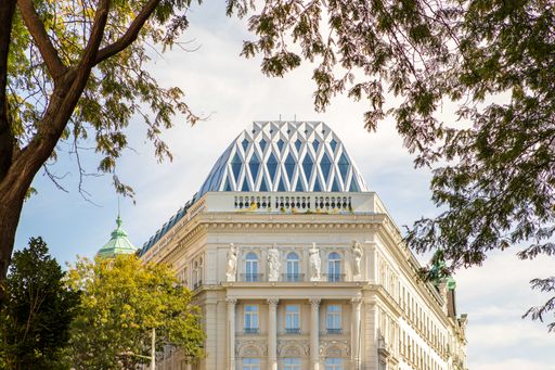 Vorschau Bild von Das Boutique Hotel Motto schließt nach oben mit
einer gläsernen Kuppel ab. Die spezielle Atmosphäre im Kuppelbau, in
dem das Restaurant und die Bar untergebracht sind, ist eine Mischung
aus historischem Palais, traditionellem Ballsaal und modernem
Dining.