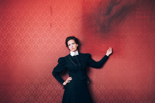 Maxi Blaha als Alma Mahler-Werfel in ALMA WHO? von
Penny Black