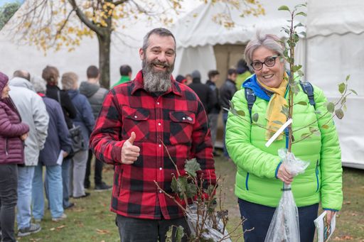 Vorschau Bild von Der Heckentag erfreut sich seit Jahren großer
Beliebtheit, denn garantiert regionale Wildgehölze bekommt man sonst
kaum im Handel. Fertige Heckenpakete, uralte Obstsorten und
Infomaterialien zu Gehölzarten, Pflanzung und Pflege runden das
Angebot ab.