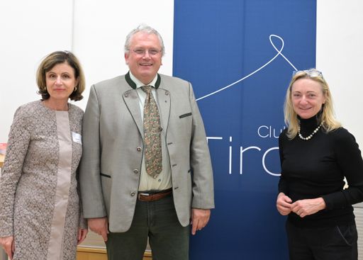 v.l.: CLUB TIROL-Vizepräsidentin Mag. Renate Danler
(Renate Danler Consulting) mit Dipl. Kfm. Michael Jäger
(Vizepräsident im Bund der Steuerzahler Deutschlands) Club Tirol
Vorstandsmitglied Dr. Barbara Kolm (Vizepräsidentin der
Österreichischen Nationalbank)