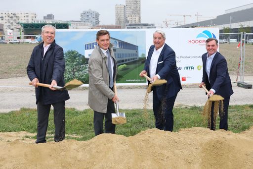 https://www.apa-fotoservice.at/galerie/26404 v.l.n.r.:
Spatenstich für HOOKIPA PLANT durch Gerhard Schuster
(Vorstandsvorsitzender Wien 3420 aspern Development AG), Peter Hanke
(Finanz- und Wirtschaftsstadtrat Wien), Ernst Nevrivy
(Bezirksvorsteher Wien-Donaustadt), Roman Necina (CTO HOOKIPA
Pharma)