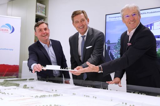 Vorschau Bild von Ein neuer Teil der Seestadt wird präsentiert
(v.l.n.r.): Roman Necina (CTO HOOKIPA Pharma), Peter Hanke (Finanz-
und Wirtschaftsstadtrat Wien) und Gerhard Schuster
(Vorstandsvorsitzender Wien 3420 aspern Development AG).