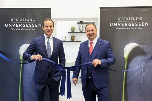 Vorschau Bild von https://www.apa-fotoservice.at/galerie/26771 . v.l.n.r.: Georg
Haas (GF UNVERGESSEN), Alexander Nicolai (Bezirksvorsteher 2.
Bezirk)