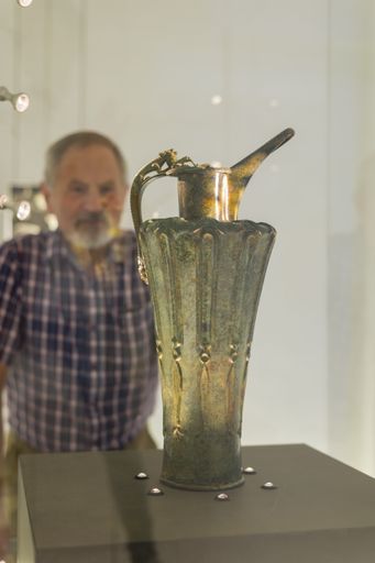 Vorschau Bild von Die Schnabelkanne wurde von keltischen Handwerkern
um 400 v. Chr. aus Bronze gefertigt. Mit ihrer meisterhaft
gearbeiteten figürlichen Verzierung gehört sie zu den schönsten
Erzeugnissen des frühkeltischen Kunsthandwerks.