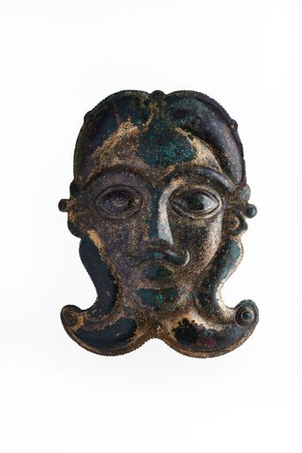 „Keltenmaske“ Beschlag in Form eines Männerkopfes
mit Blattkrone Hallein, Dürrnberg, Grab 44/2 Frühe Latènezeit
(450–400 v. Chr.) Bronze Keltenmuseum Hallein, Inv.-Nr. AR 2005 0001