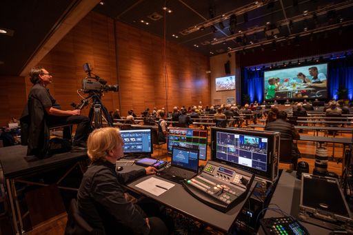 Aktienteilhaberinnen und Aktienteilhaber, sowie
Interessierte konnten die 93. ordentliche Hauptversammlung auch via
Livestream mitverfolgen. Nahezu gleich hoch war die Anzahl der
Teilnehmerinnen und Teilnehmer via Livestream und vor Ort in Zell am
See.