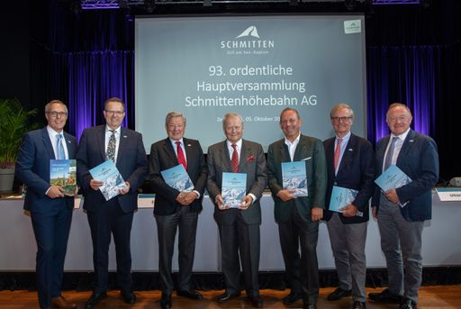 Vorschau Bild von Das Ergebnis des Geschäftsjahres 2019/20 wurde den
Aktienteilhaberinnen und Aktienteilhabern, sowie den geladenen
Gästen von der Geschäftsleitung und dem Aufsichtsrat präsentiert. Im
Bild von links: Prokurist Ing. Johannes Mayer, Prokurist Ernst Eder,
Aufsichtsrat-Vorsitzender-Stv. KommR Heinrich Spängler,
Aufsichtsrat-Mitglied Dr. Wolfgang Porsche,
Aufsichtsrat-Vorsitzender Dr. Hans Peter Schützinger,
Aufsichtsrat-Mitglied Dr. Hans Michel Piëch und Vorstand der
Schmittenhöhebahn AG Dr. Erich Egger.