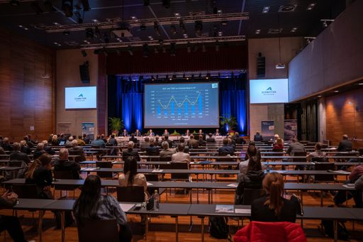 Vorschau Bild von Am 05. Oktober 2021 hat die Schmittenhöhebahn AG
bei der 93. ordentlichen Hauptversammlung das Geschäftsergebnis
2019/20 vor Ort im Ferry Porsche Congress Center in Zell am See und
via Livestream präsentiert.