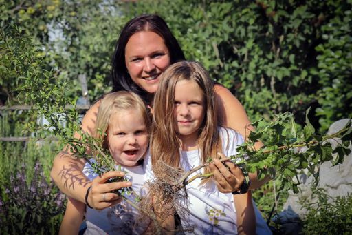 Vorschau Bild von Die Pflanzen aus der ersten Kärntner Besammlung der
RGV im Jahr 2017 sind nun groß genug, um gemäß ihrer Bestimmung an
einem neuen Pflanzort in ihrer Ursprungsregion verwurzelt zu werden
und so mehr Vielfalt in Gärten und Landschaft zu bringen. Rund 25
verschiedene Wildgehölzarten stehen beim 1. Kärntner Heckentag zur
Auswahl.