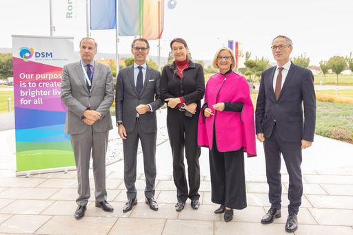 https://www.apa-fotoservice.at/galerie/26707 Der
DSM-Aufsichtsratsvorsitzender Thomas Leysen, die Co-CEOs von DSM
Dimitri de Vreeze und Geraldine Matchett, die Landeshauptfrau von
Niederösterreich Johanna Mikl-Leitner und der niederländischer
Botschafter in Österreich S.E. Aldrik Gierveld feiern das einjährige
Bestehen von BIOMIN und des Schwesterunternehmens Romer Labs unter
dem Dach von DSM am Hauptsitz von DSM Austria in Getzersdorf.