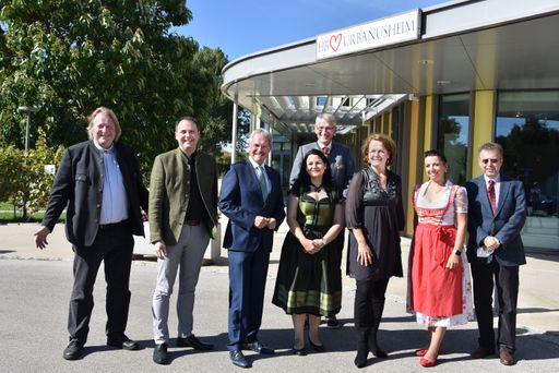Mit einem Fest im engen Kreis begangen am
Wochenende die Bewohner*innen und Mitarbeiter*innen gemeinsam mit
Ehrengästen aus der niederösterreichischen Politik das runde
Jubiläum im Urbanusheim. Seit zehn Jahren bietet das Pflegeheim in
Poysdorf chronisch kranken Menschen ein Zuhause.