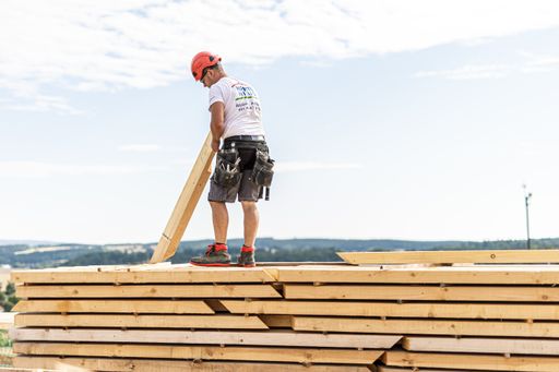 Mit Holz klimapositiv Bauen - 1 Kubikmeter Holz bindet 1 Tonne
CO2 HARTL HAUS verwendet für den Bau der Fertighäuser Holz aus
regionaler nachhaltiger Forstwirtschaft.
