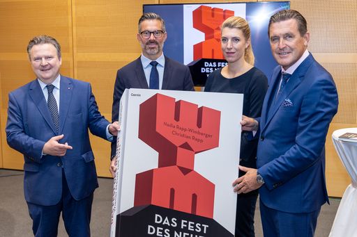  Pressekonferenz und Buchpräsentation 100 Jahre Messe Wien
v.l.n.r.: Bürgermeister Dr. Michael Ludwig, Benedikt
Binder-Krieglstein, MBA (CEO RX Austria & Germany), Dr. Katharina
Weishaupt (Geschäftsführerin der Wiener Messe Besitz GmbH), Stadtrat
KR Peter Hanke.