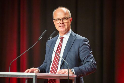 Vorschau Bild von Die APA - Austria Presse Agentur beging am
Mittwochabend, 6. Oktober 2021, ihr 75-jähriges Jubiläum als
unabhängige, genossenschaftlich organisierte Nachrichtenagentur mit
einem Festakt im Wiener Arsenal. Markus Mair, Präsident des
Verbandes Österreichischer Zeitungen (VÖZ) und Vorstandsvorsitzender
der Styria Media Group, betonte in seiner Festrede: „Das Vertrauen
all ihrer Kunden ist für die APA, aber auch für die
Medienunternehmen verlegerischer Herkunft das wichtigste Kapital."