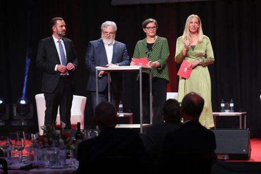 Vorschau Bild von Die APA - Austria Presse Agentur beging am
Mittwochabend, 6. Oktober 2021, ihr 75-jähriges Jubiläum als
unabhängige, genossenschaftlich organisierte Nachrichtenagentur mit
einem Festakt im Wiener Arsenal. V.l.: Clemens Pig (Vorsitzender der
Geschäftsführung APA), Johannes Bruckenberger (Chefredakteur APA),
Karin Thiller (Geschäftsführerin APA) und Susanne Höggerl
(Moderation, ORF)