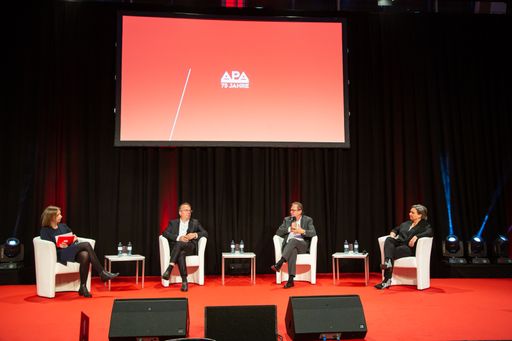 Vorschau Bild von Die APA - Austria Presse Agentur beging am
Mittwochabend, 6. Oktober 2021, ihr 75-jähriges Jubiläum als
unabhängige, genossenschaftlich organisierte Nachrichtenagentur mit
einem Festakt im Wiener Arsenal. In einer hochkarätigen
Podiumsdiskussion erörterten MedienexpertInnen die Dringlichkeit von
qualitativ hochwertigem Journalismus in der Gegenwart sowie
Bedeutung von glaubwürdigen Qualitätsmedien für Demokratie und
öffentlichen Diskurs. V.l.: Katharina Schell (Mitglied der
Chefredaktion, Innovation & Digitales APA/Moderation), Hermann Petz
(Vorstandsvorsitzender Moser Holding, Vorstandsvorsitzender APA),
Alexander Wrabetz (Generaldirektor ORF, Aufsichtsratsvorsitzender
APA) und Daniela Kraus (Generalsekretärin Presseclub Concordia)