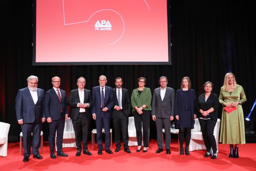 Vorschau Bild von https://www.apa-fotoservice.at/galerie/26699 Die APA - Austria
Presse Agentur beging am Mittwochabend, 6. Oktober 2021, ihr
75-jähriges Jubiläum als unabhängige, genossenschaftlich
organisierte Nachrichtenagentur mit einem Festakt im Wiener Arsenal.
V.l.: Johannes Bruckenberger (Chefredakteur APA), Markus Mair
(Präsident Verband Österreichischer Zeitungen (VÖZ),
Vorstandsvorsitzender Styria Media Group), Hermann Petz
(Vorstandsvorsitzender Moser Holding, Vorstandsvorsitzender APA),
Bundespräsident Alexander Van der Bellen, Clemens Pig (Vorsitzender
der Geschäftsführung APA), Karin Thiller (Geschäftsführerin APA),
Alexander Wrabetz (Generaldirektor ORF, Aufsichtsratsvorsitzender
APA), Katharina Schell (Mitglied der Chefredaktion, Innovation &
Digitales APA), Daniela Kraus (Generalsekretärin Presseclub
Concordia) und Susanne Höggerl (Moderation, ORF)