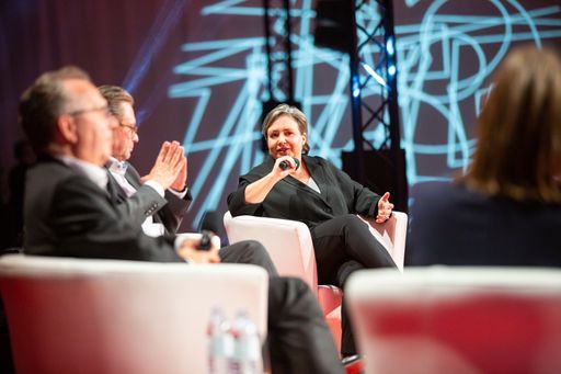 Vorschau Bild von Die APA - Austria Presse Agentur beging am
Mittwochabend, 6. Oktober 2021, ihr 75-jähriges Jubiläum als
unabhängige, genossenschaftlich organisierte Nachrichtenagentur mit
einem Festakt im Wiener Arsenal. In einer hochkarätigen
Podiumsdiskussion erörterten MedienexpertInnen die Dringlichkeit von
qualitativ hochwertigem Journalismus in der Gegenwart sowie
Bedeutung von glaubwürdigen Qualitätsmedien für Demokratie und
öffentlichen Diskurs. V.l.: Hermann Petz (Vorstandsvorsitzender
Moser Holding, Vorstandsvorsitzender APA), Alexander Wrabetz
(Generaldirektor ORF, Aufsichtsratsvorsitzender APA), Daniela Kraus
(Generalsekretärin Presseclub Concordia) und Katharina Schell
(Mitglied der Chefredaktion, Innovation & Digitales APA/Moderation)