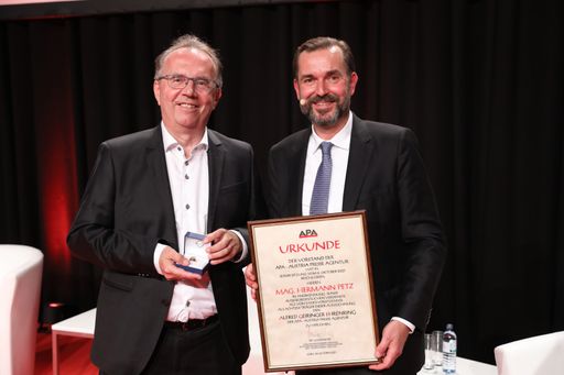 Hermann Petz, Vorstandschef der Moser Holding und
seit 2003 Vorstandsvorsitzender der APA - Austria Presse Agentur,
ist am Mittwochabend im Rahmen des Festakts zum 75-jährigen Jubiläum
der Nachrichtenagentur mit dem Alfred-Geiringer-Ehrenring der APA
ausgezeichnet worden. "Hermann Petz lebt die Unabhängigkeit der APA
als Berufung", würdigte ihn Clemens Pig, Geschäftsführender Vorstand
der APA, in seiner Laudatio. V.l.: Hermann Petz
(Vorstandsvorsitzender Moser Holding, Vorstandsvorsitzender APA),
Clemens Pig (Vorsitzender der Geschäftsführung APA)