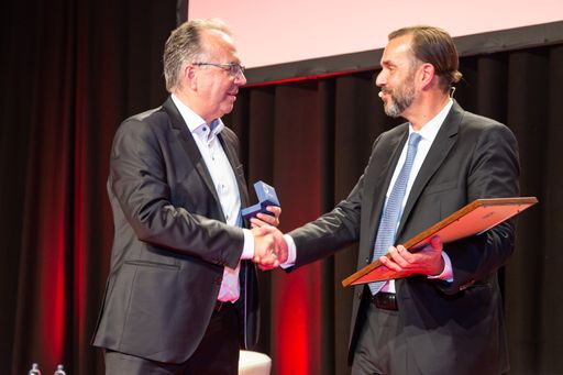 Vorschau Bild von Hermann Petz, Vorstandschef der Moser Holding und
seit 2003 Vorstandsvorsitzender der APA - Austria Presse Agentur,
ist am Mittwochabend im Rahmen des Festakts zum 75-jährigen Jubiläum
der Nachrichtenagentur mit dem Alfred-Geiringer-Ehrenring der APA
ausgezeichnet worden. "Hermann Petz lebt die Unabhängigkeit der APA
als Berufung", würdigte ihn Clemens Pig, Geschäftsführender Vorstand
der APA, in seiner Laudatio. V.l.: Hermann Petz
(Vorstandsvorsitzender Moser Holding, Vorstandsvorsitzender APA),
Clemens Pig (Vorsitzender der Geschäftsführung APA)