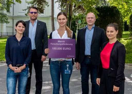 Gruppenbild: Mitarbeiter der Universitätsklinik für
Neurologie und Merck Österreich bei Scheckübergabe