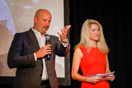  Fachgruppenobmann DI Thomas Kasper eröffnete gemeinsam mit
Moderatorin Olivia Peter die Preisverleihung des Skarabäus 2021.