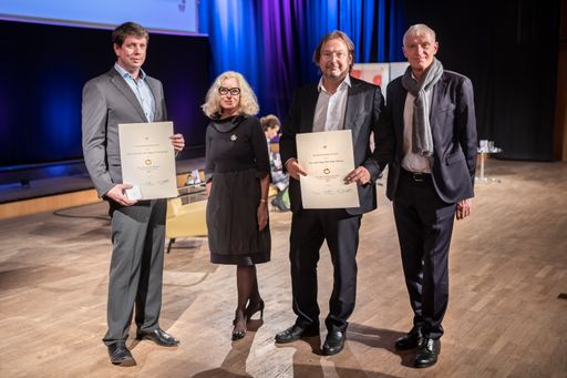  (v.l.n.r.) Peter Klimek (Preisträger des
Paul-Watzlawick-Ehrenrings 2021), Elisabeth J. Nöstlinger-Jochum
(Juryvorsitzende), Stefan Thurner (Preisträger des
Paul-Watzlawick-Ehrenrings 2021), Hans-Peter Petutschnig
(stellvertretenden Kammeramtsdirektor der Ärztekammer für Wien)