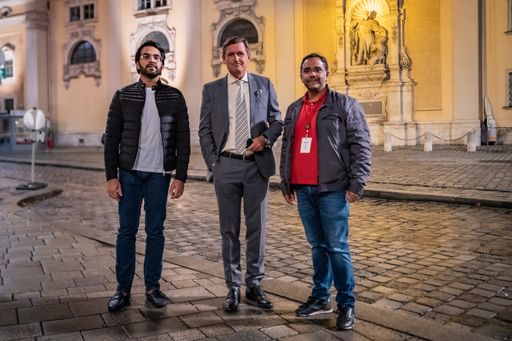 Vorschau Bild von StR Peter Hanke zu Besuch am Filmset auf der Wiener
Freyung