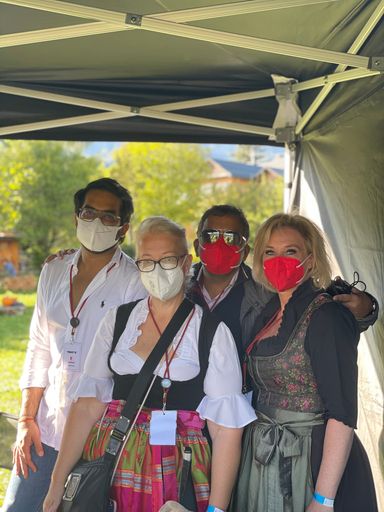 Vorschau Bild von Rishabh Chopra, Ishvinder Maadh mit den
COVID-Sicherheitsbeauftragten Doris Pommerening (NO LIMITS) und
Aline Basel (CMO IFMSmed)