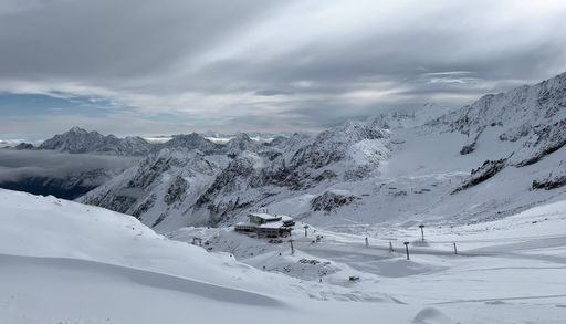  Es ist angerichtet: Seit Freitag, 8. Oktober 2021
haben die ersten Anlagen am Stubaier Gletscher geöffnet – und die
Wintersaison 2021/22 im Stubai ist damit eingeläutet.
(Tagesaktuelles Bild von Freitag, 8.10.2021)