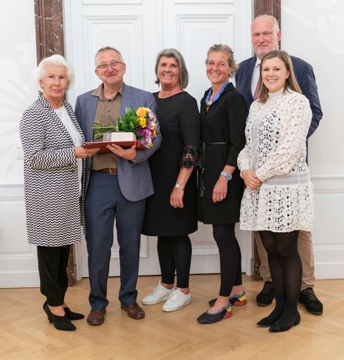 Familie Querfeld feiert ihre Jubiläen - v.l.n.r.:
Anita Querfeld, Pavol Ondreas, Andrea Winkler, Irmgard Querfeld,
Berndt Querfeld, Karoline Winkler