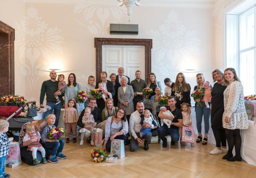 Vorschau Bild von Ende September wurden insgesamt 24
Mitarbeiter.innen der Querfeld-Betriebe von der Familie Querfeld
geehrt.