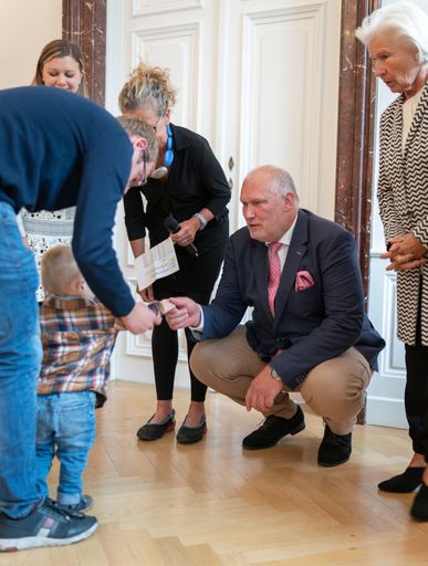 Vorschau Bild von Berndt Querfeld mit Sprössling einer Mitarbeiterin