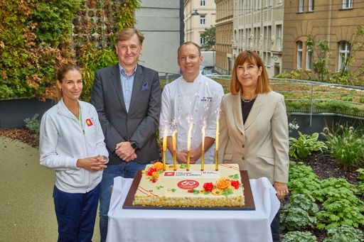 Am 7. Oktober 2021, wurde im Beisein der Direktorin
des Hauses Rossau, Christine Lapp, und dem KWP-Geschäftsführer, Mag.
Christian Hennefeind, der Abschluss des Jubiläumsjahres mit einer
köstlichen KWP-Haustorte für alle BewohnerInnen der Stationen
gefeiert. Mit am Bild: Ipek Eserova, Pflegerin (DGKP) und Küchenchef
Gabor Krech.