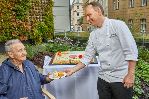 Vorschau Bild von Am 7. Oktober 2021, wurde im Beisein der Direktorin
des Hauses Rossau, Christine Lapp, und dem KWP-Geschäftsführer, Mag.
Christian Hennefeind, der Abschluss des Jubiläumsjahres mit einer
köstlichen KWP-Haustorte für alle BewohnerInnen der Stationen
gefeiert.