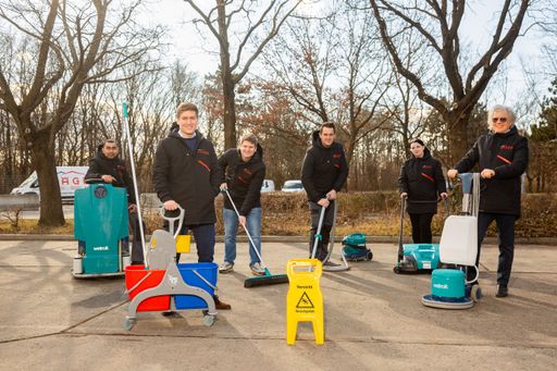  CEO Thomas Jäger (links vorne) und sein Team setzen ihren
Wachstumskurs weiter fort und weiten ihre Servicegebiete sowie ihr
Dienstleistungs-Portfolio für Hausverwaltungen & -besitzer in Wien
und Niederösterreich weiter aus.