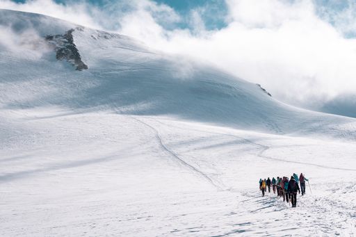Vorschau Bild von Frauenseilschaft auf dem Weg aufs Breithorn