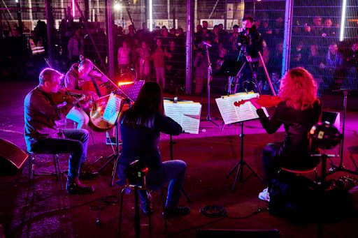 Vorschau Bild von Käfigkonzert am Schuhmeierplatz (1160) mit den
Wiener Symphonikern und Keke
