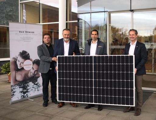 Vorschau Bild von Projektpräsentation mit (vlnr) Andreas Schneemann
(Energiekompass) LH Hans Peter Doskozil, Stephan Sharma (Energie
Burgenland), Andreas Leitner (Reduce Gesundheitsresort)