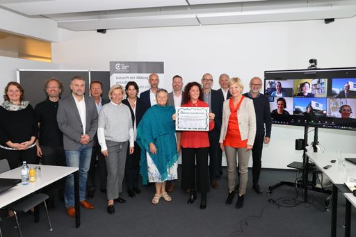 Vertreter*innen von elf Fachhochschulen
unterzeichneten die "Charta für das Bündnis Nachhaltige Hochschulen"