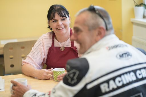 Vorschau Bild von dm Filialleiterin Alexandra Kitzmüller zu Besuch beim Sozialen
Wohnservice Wels