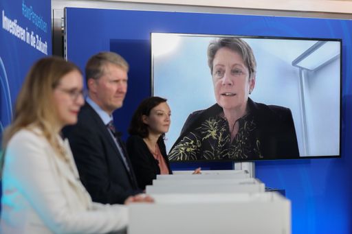 Vorschau Bild von v.l. FBM Dr. Margarete Schramböck I BMDW und
Wirtschaftsforscher Prof. DDr. Herwig Schneider I IWI, Theresa Imre
I Geschäftsführerin Markta und DI Dr. Sabine Herlitschka, MBA I
Vorstandsvorsitzende Infineon Technologies Austria AG
