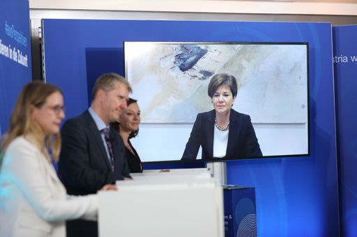 Vorschau Bild von v.l. FBM Dr. Margarete Schramböck I BMDW und
Wirtschaftsforscher Prof. DDr. Herwig Schneider I IWI, Theresa Imre
I Geschäftsführerin Markta und GDStv. Mag. Michaela
Keplinger-Mitterlehner I Vorstand Raiffeisenlandesbank
Oberösterreich
